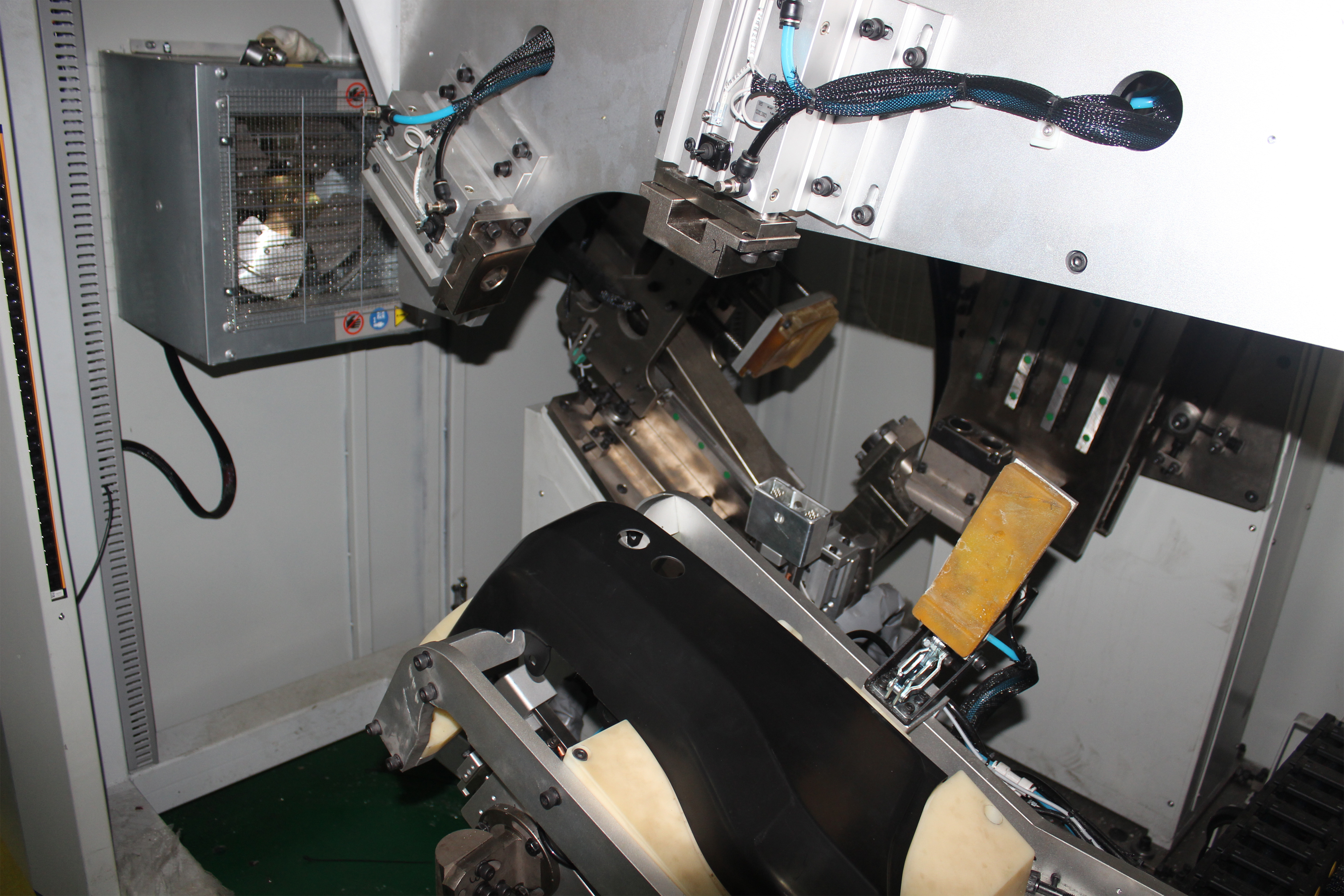 汽车保险杠冲孔焊接机的性能,参数及特点